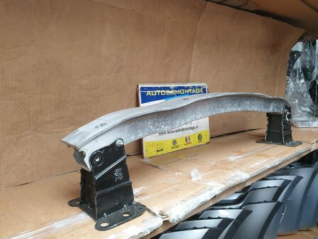 Audi A3 Bumperbalk Voor 8P4807113C