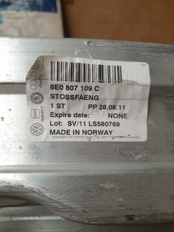 Audi A4 8E bumperbalk voor 8E0807109 C