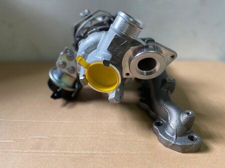 VW Golf 8 turbo met uitlaatspruitstuk 05E145701K