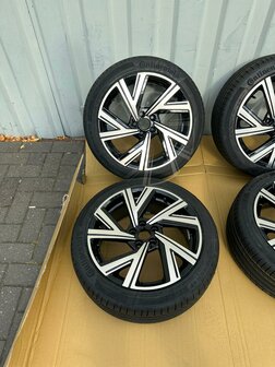 VW Polo R Line 2G Bergamo Look Velgen zomerset Conti Nieuw 215/45/17&nbsp;91W