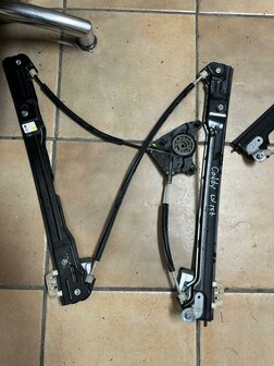 VW Caddy 15+ Ruitmechaniek bediening Links Voor 