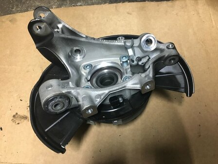 Touareg 7P Cayenne Wielnaaf achter Links 