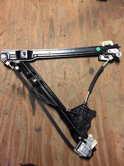CADDY 4 RAAMMECHANISME LINKS VOOR 2K5837461