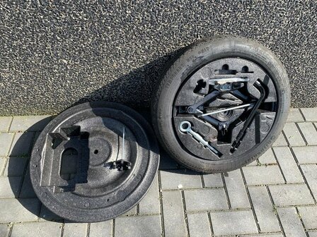 Volvo S80 Thuiskomer met krik 17 inch 125/80/17 21708006191
