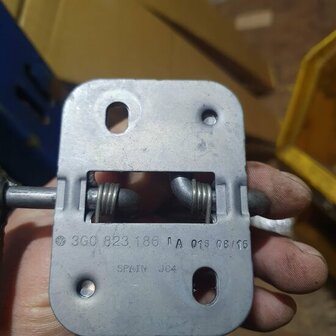 Passat B8 Slotbeugel 3G0823186B 3G0823186A