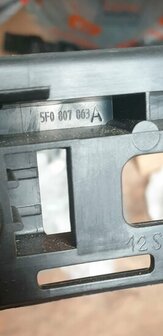 Bumpergeleider achter midden Leon 5F 5F0807863A