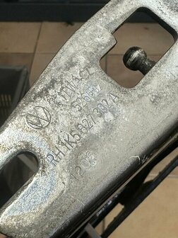 Jetta kofferbak Scharnier rechts en links 1K5821301A 1K5821301A