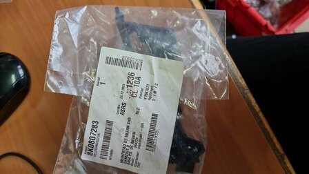 A4 geleidingsstuk links Voor 8K0807283