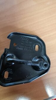 slotbeugel motorkap Links 82A823185