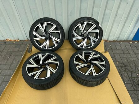 Geschikt voor Polo R Line 2G Bergamo Look Velgen zomerset Conti 215/45/17 91W