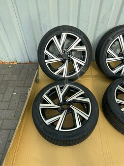 Geschikt voor Polo R Line 2G Bergamo Look Velgen zomerset Conti 215/45/17 91W