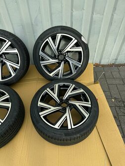 Geschikt voor Polo R Line 2G Bergamo Look Velgen zomerset Conti 215/45/17 91W