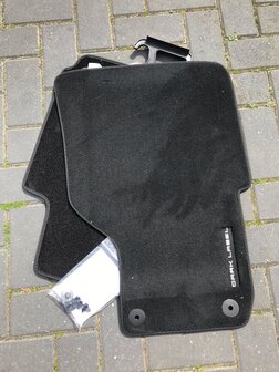 VW Amarok vloer mat voor set Dark label