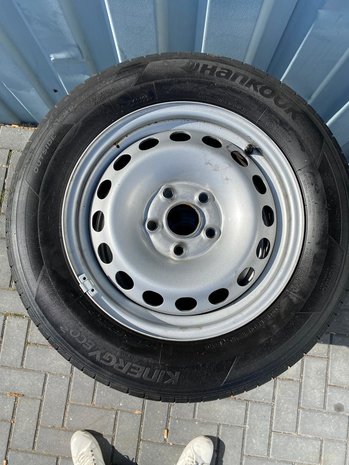 VW Caddy Stalen Velgen Met Banden Bijna nieuw 195 65 15 