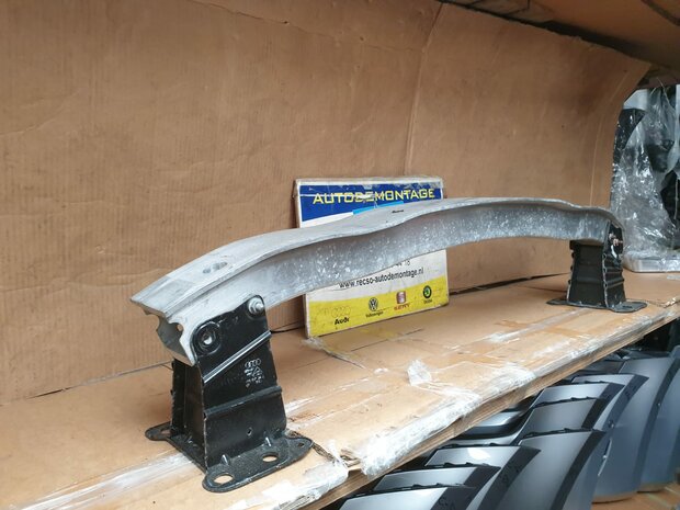 Audi A3 Bumperbalk Voor 8P4807113C