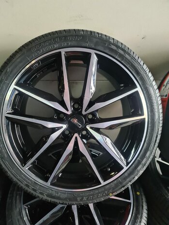 VW Golf 5 6 7 8 Velgen zomerset Nieuw 225/40/18 92Y