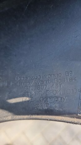 Audi A4 8W Voorbumper 4xPDC 8W0807437