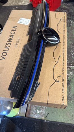 VW Golf 8 R R-Line Grille Hoogglans Zwart ACC Led 5H0853651