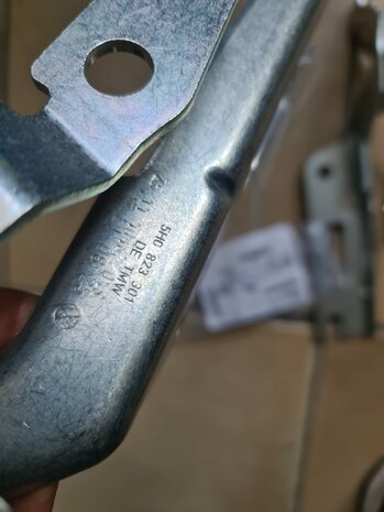 VW Golf 8 Motorkap links Scharnier 5H0823301