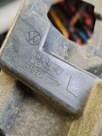 VW Tiguan bumper houder Links 5NA807723A