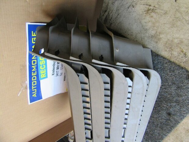 T4 vloer stap rechts 701863736C 705863736C