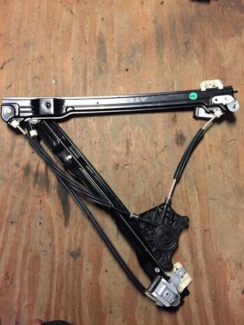 CADDY 4 RAAMMECHANISME LINKS VOOR 2K5837461