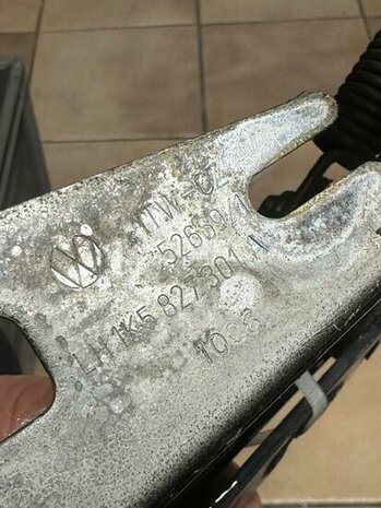 Jetta kofferbak Scharnier rechts en links 1K5821301A 1K5821301A