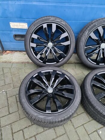 Tiguan Velg 20 inch set Suzuka Velgen en Banden 5NA601025G