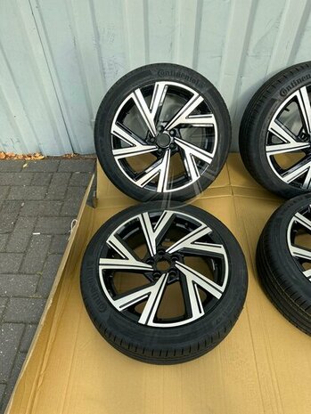 Geschikt voor Polo R Line 2G Bergamo Look Velgen zomerset Conti 215/45/17 91W