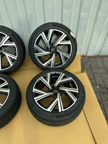 Geschikt voor Polo R Line 2G Bergamo Look Velgen zomerset Conti 215/45/17 91W