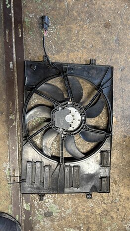 Koelluchtventilator + Behuizing 5Q0121205N 5Q0121207AC