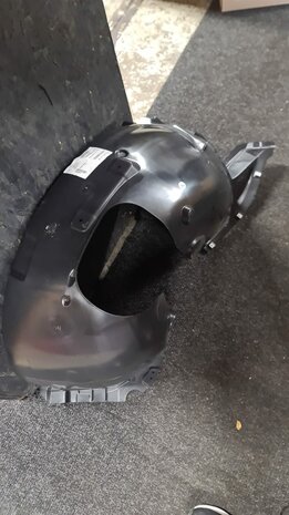 Audi A3 8Y Wielkuip Modderkuip links 8Y0821171M