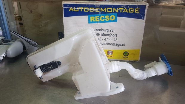 VW Golf Ruitensproeirtank tank 5q0955448ae