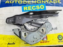 Audi A1 Motorkap Klepscharnier links 8x0823301a Audi A1 Motorkap Klepscharnier links 8x0823301a