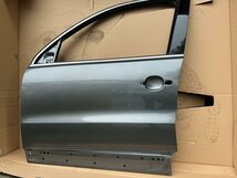 VW Tiguan 5N0 links voor Portier deur donker grijs  VW Tiguan 5N0 links voor Portier deur donker grijs