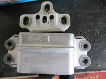 VAG Motorsteun Baksteun versnellingsbaksteun links 1K0199555AQ