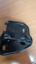 slotbeugel motorkap Links 82A823185